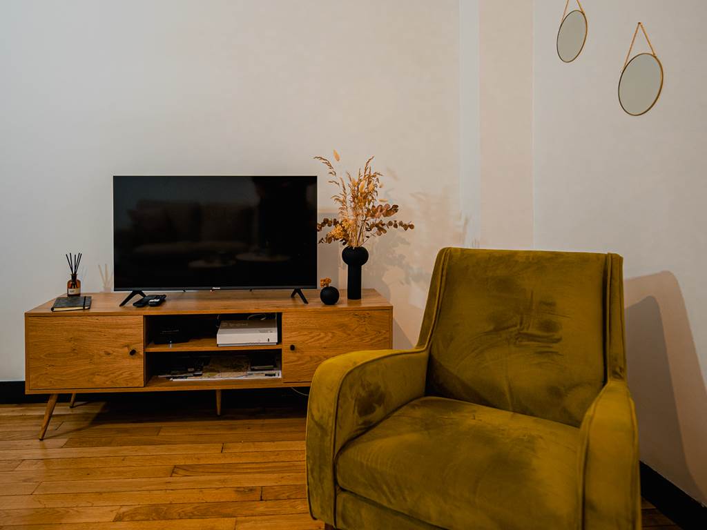 Salon avec télévision et connexion fibre