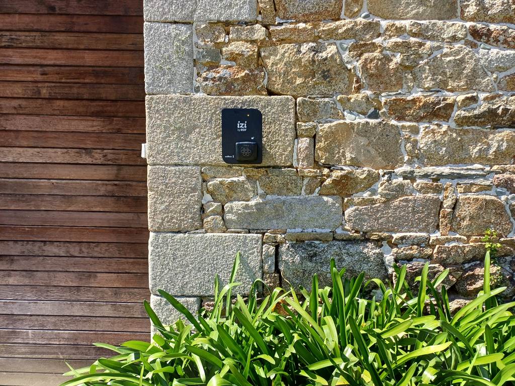 Borne de recharge pour véhicule électrique au Colombier Bretagne, chambres d'hôtes de charme