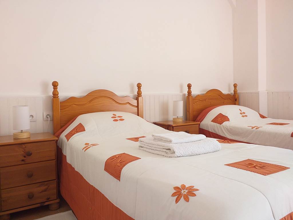 Chambre avec deux lits