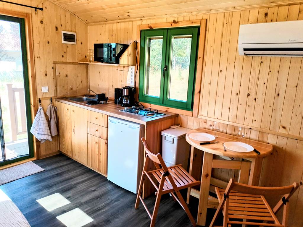 cuisine équipée - micro ondes grill - grille pain - cafetière - bouilloire