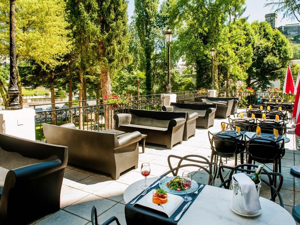 Hotel Gallia terrasse avec vue sur chateau-fort parc et sanctuaire