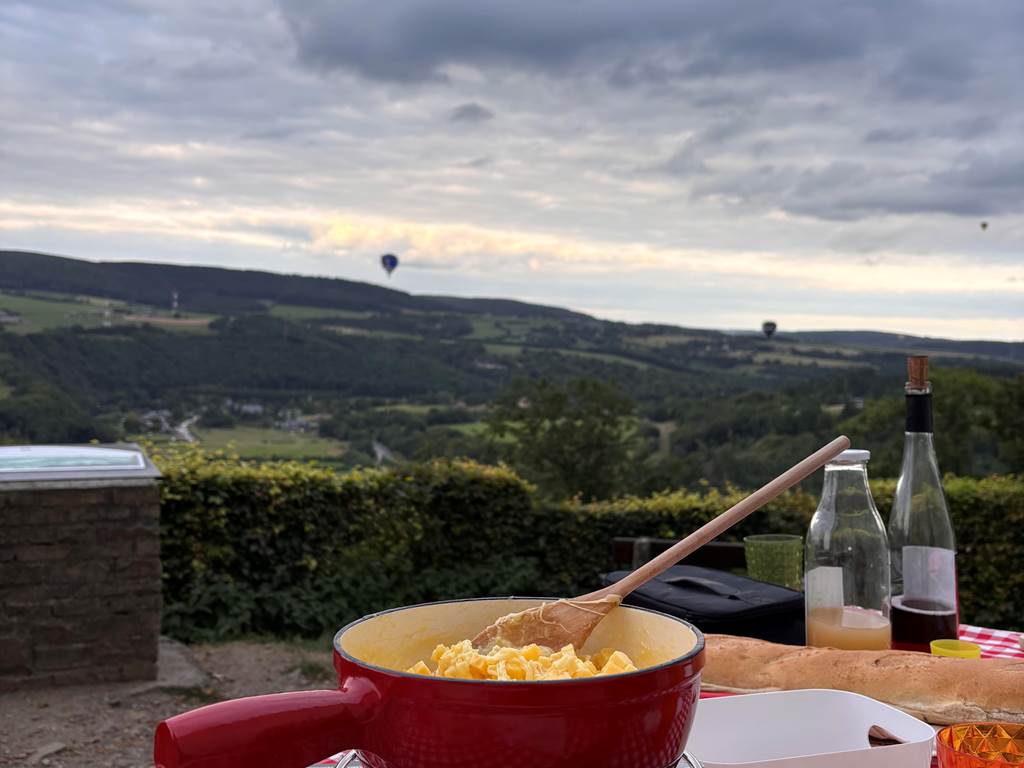 caquelon avec tres belle vue avec mongolfieres dans la vallée