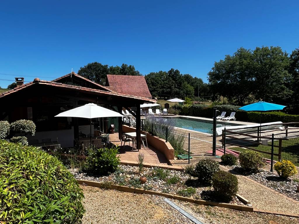 Piscine commune aux gîtes en Périgord