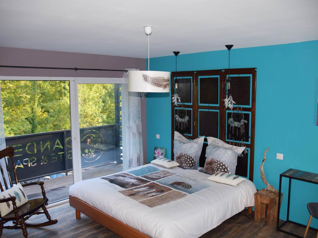 chambre plume 25 m² avec attrapes-rêves lit électrique 2x90 canapé rocking chair balcon et terrasse