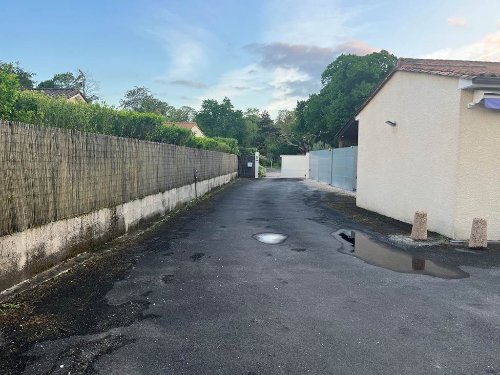 L'entrée de la villa portail crème