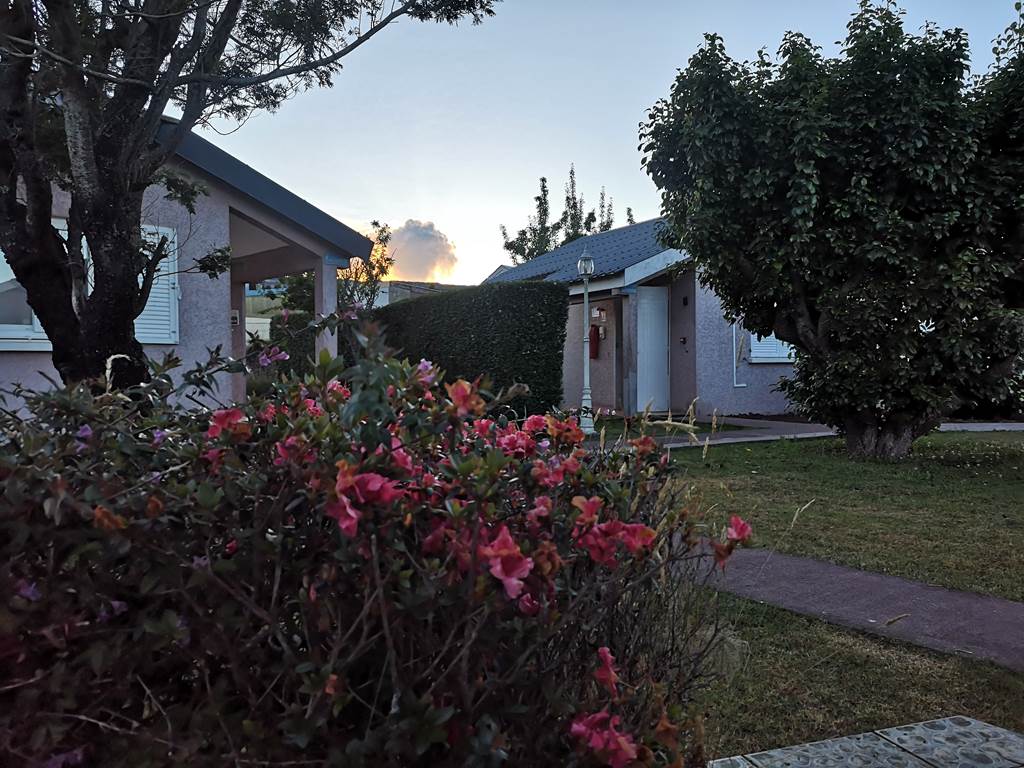 volcan en éruption vue du jardin