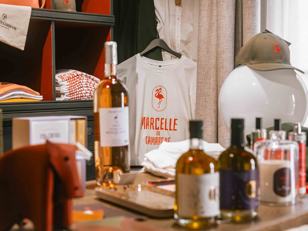 8 BD zoom sur le boutique de Marcelle en Camargue