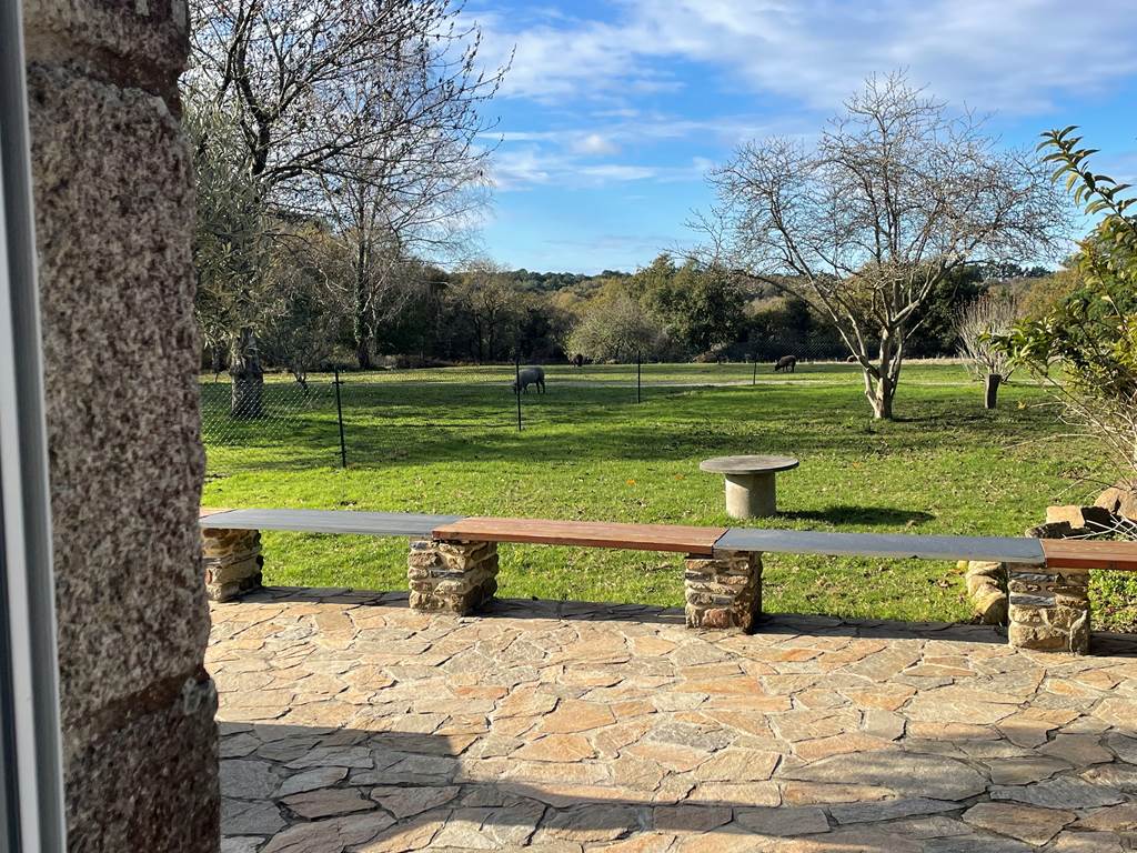 vue_chambre_appartement_grand_parc_terrasse_vacances_location_golfe_du_morbihan_baden