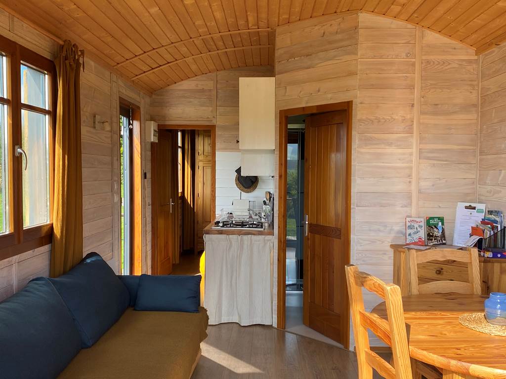Les terres de la chouette, intérieur roulotte du verger