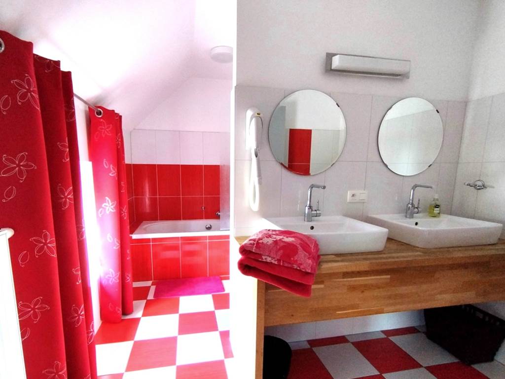 Chambre rouge sdb : Baignoire / douche wc double lavabo