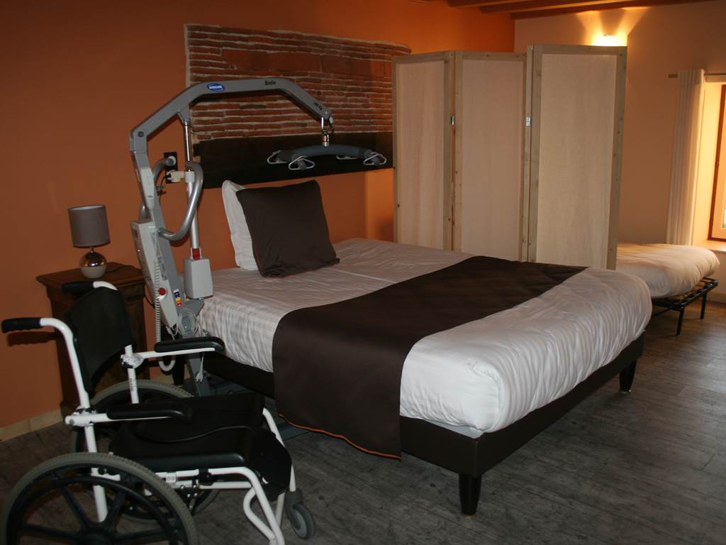 La chambre Bourgogne pour une personne handicapée et son aide