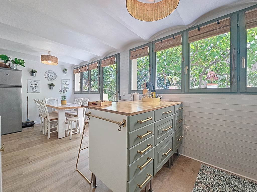 Cuisine lumineuse nombreuses fenêtres