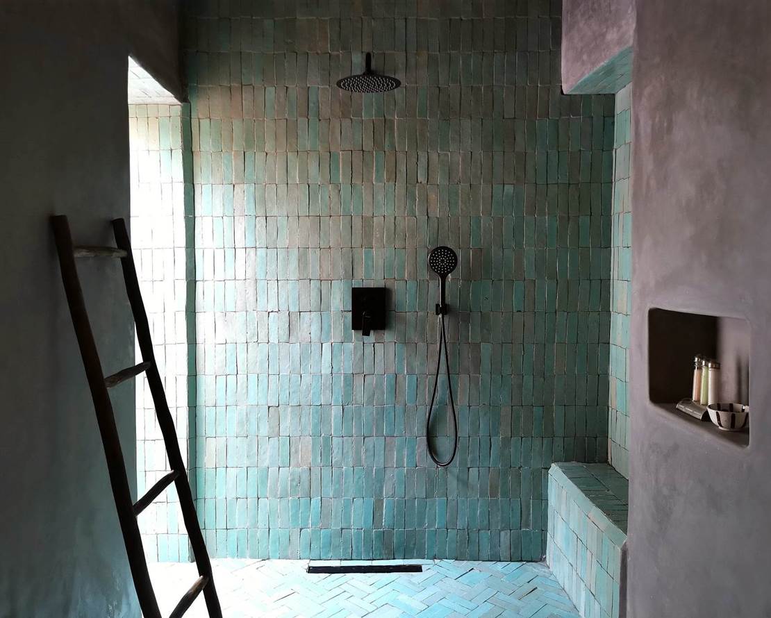 La salle de bain en zelliges de la suite Kalyptus - photo by @bohemeofmorocco