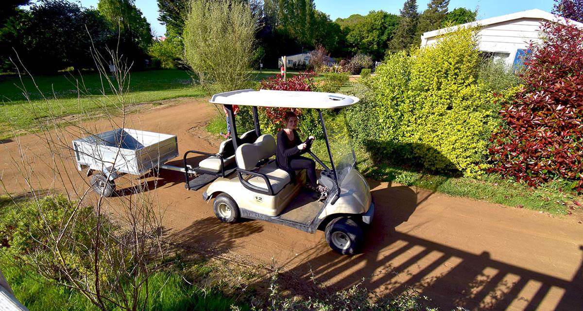 Notre équipe vous emmène en golfette