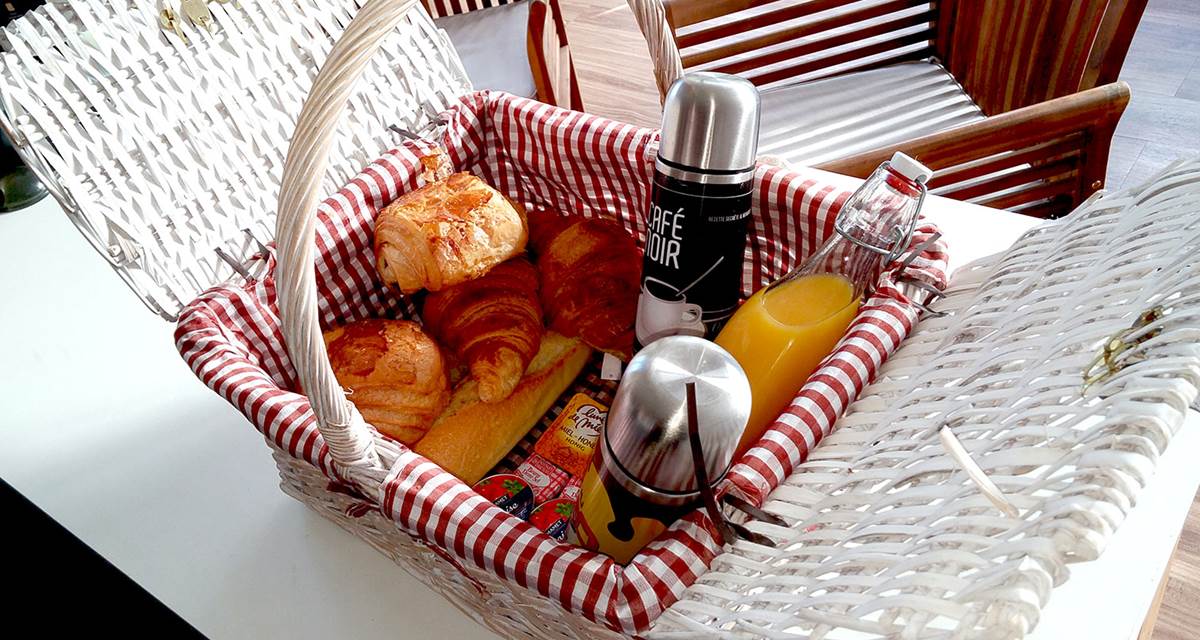 Panier petit déjeuner livré sur votre terrasse
