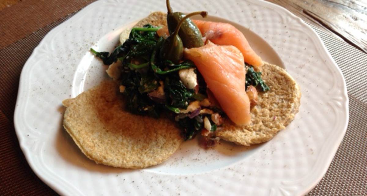 Socca aux épinards feta saumon et câpres