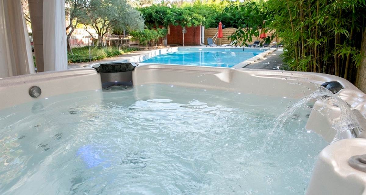 138 Jacuzzi avec vue sur la piscine
