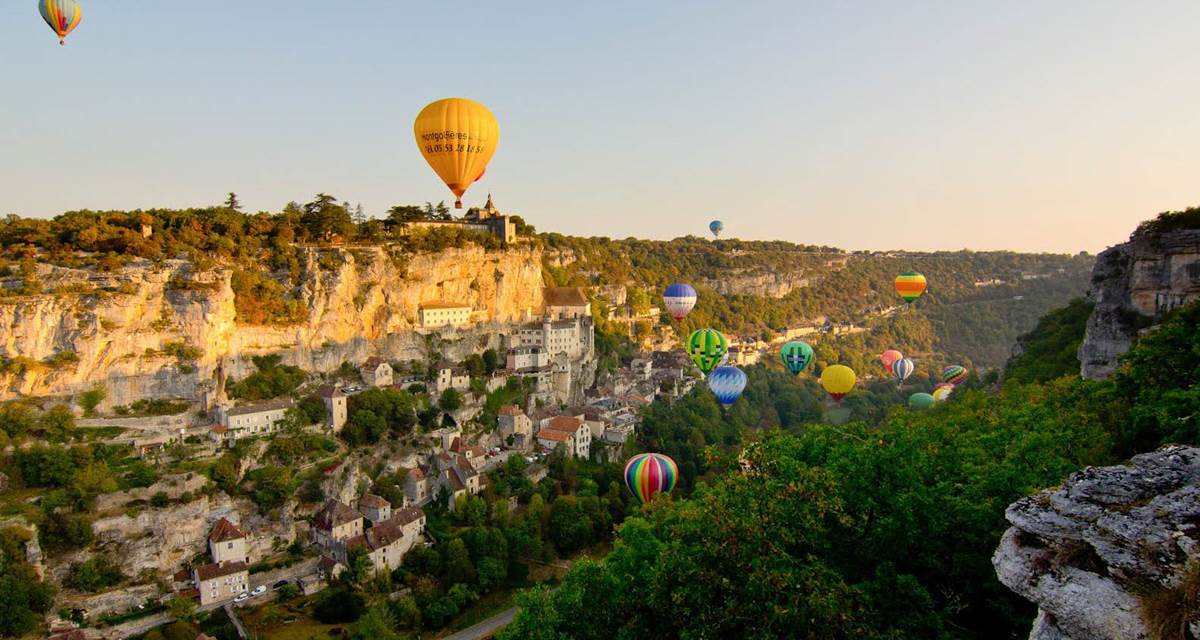 Voyage aerien étonnant - Montgolfiades © Cyril Novello - HD