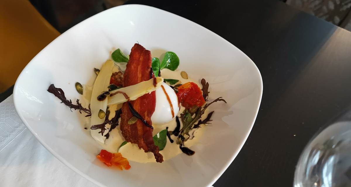 Oeuf mollet et crème d'asperges blanche de saison
