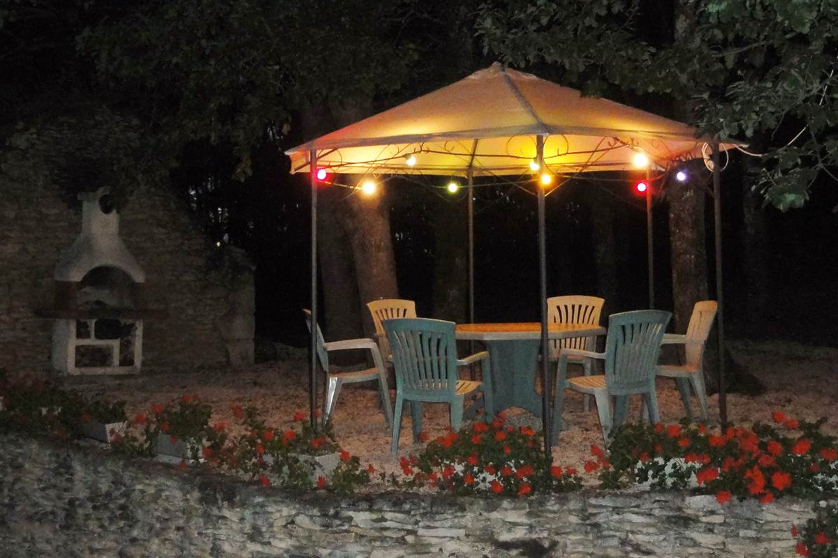 gazebo barbecue night feuillantines b&b dordogne
