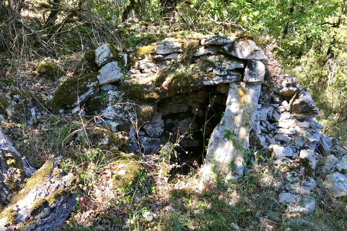 Borie en ruine lors d'une randonnée à proximité de la maison