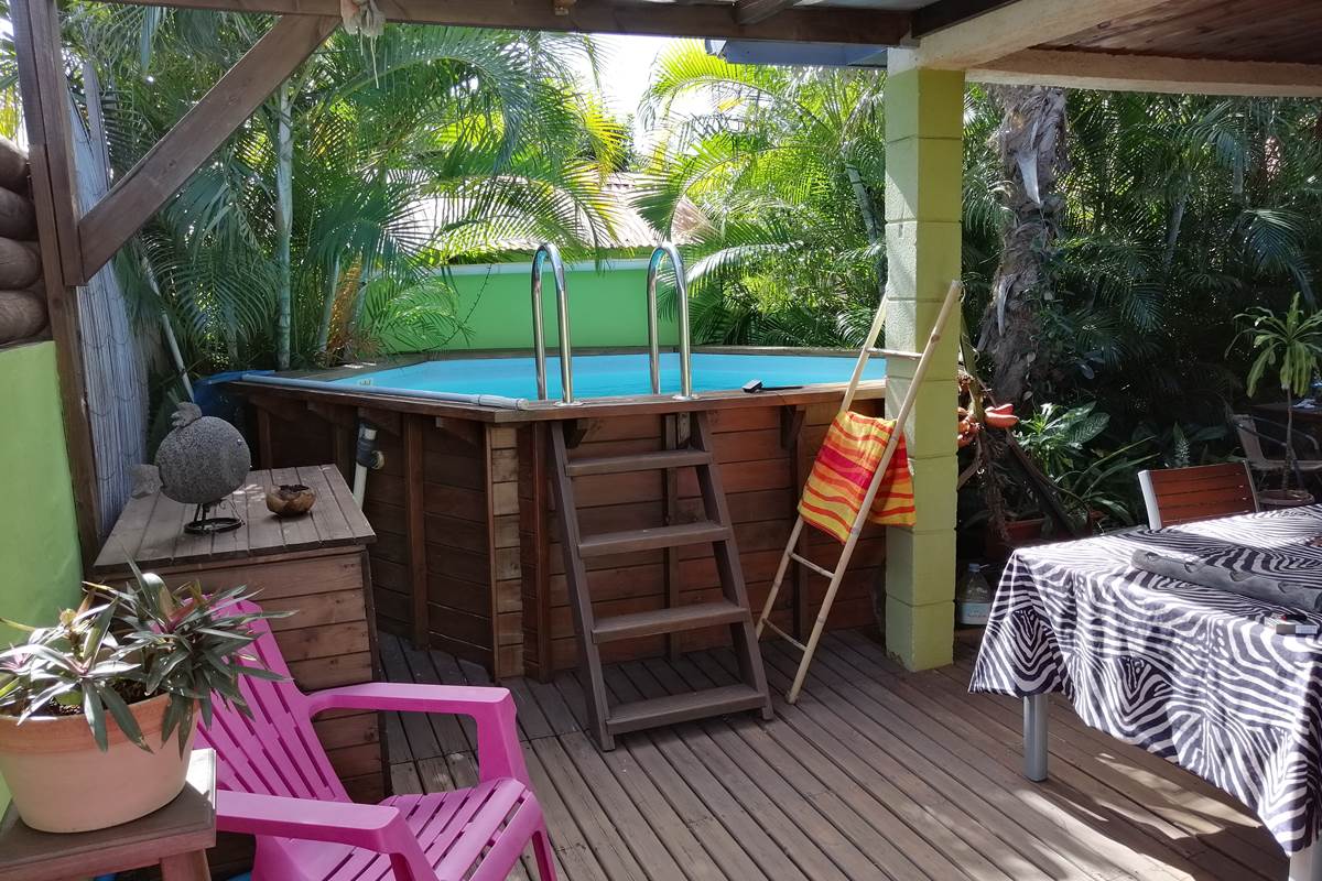 La terrasse, près de la piscine, dans un jardin tropical