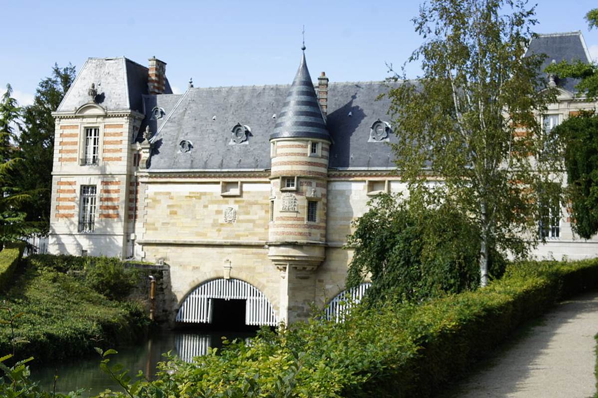 1200px-Chateau_du_marché_2997