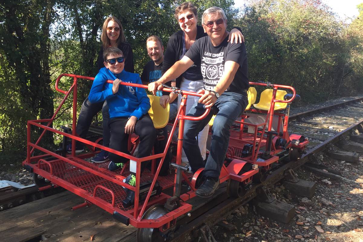 Avec les enfants au Vélorail de Cornac sur l'Isle