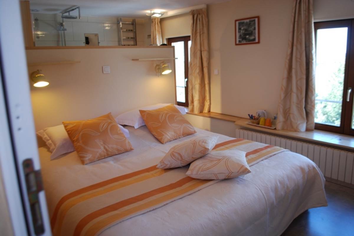 chambre Guimbelot au Ranch des Lacs lit de 1,80m x 2,00m vue sur la nature