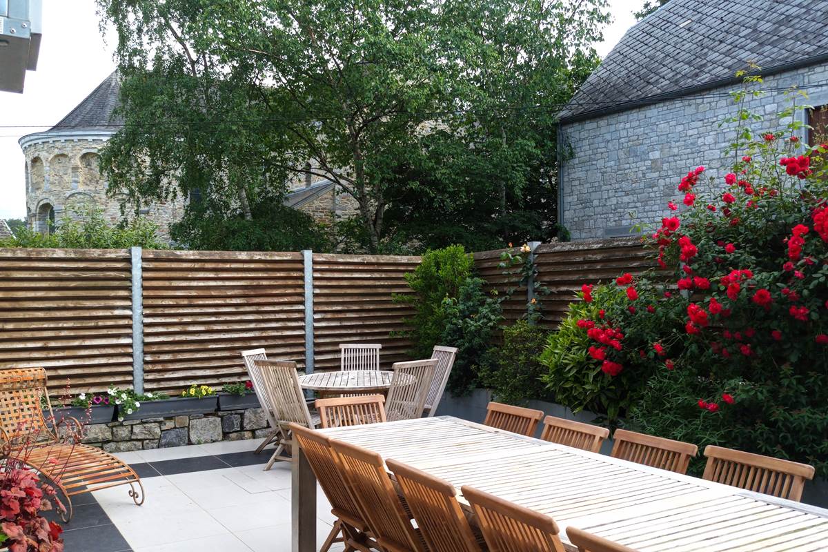 Notre terrasse avec vue sur l'église St Pierre, classée