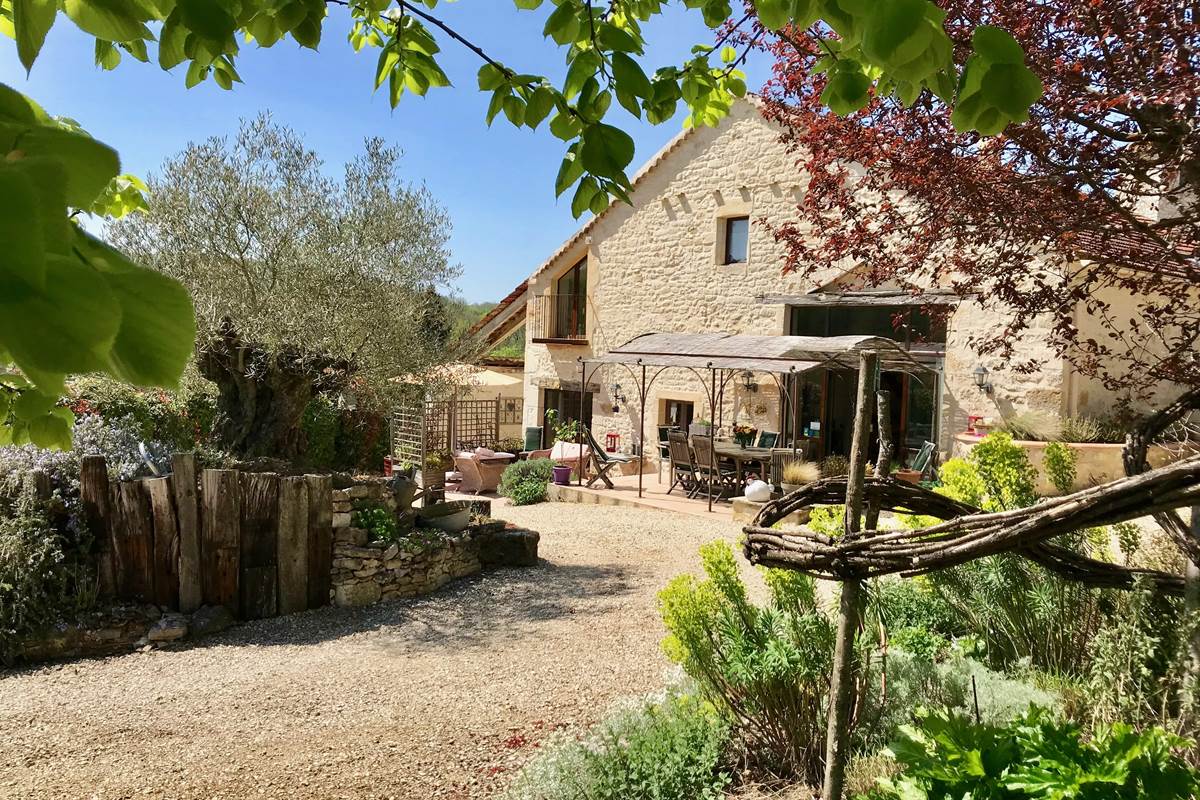 Côté Granges, posée dans un beau jardin paysagé
