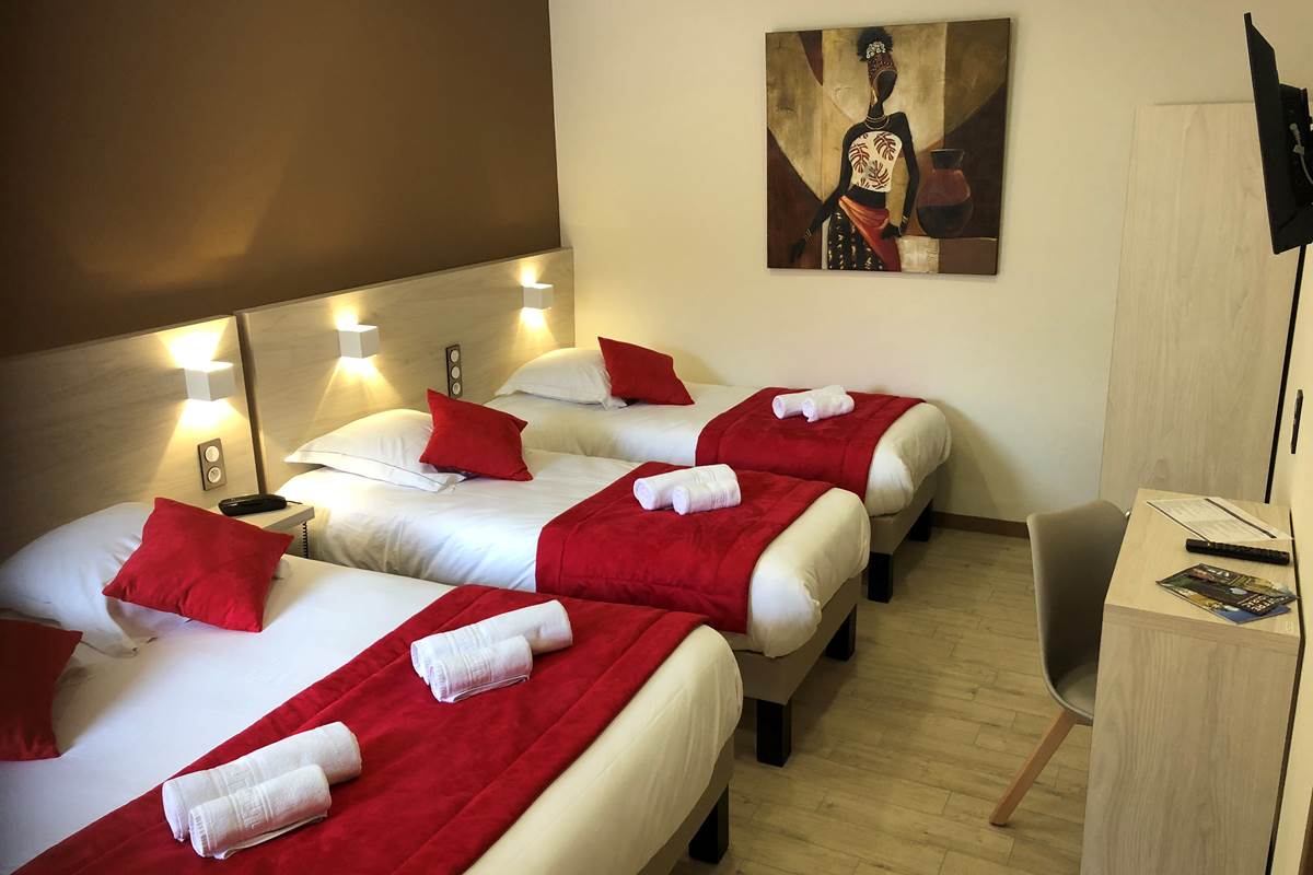 Chambre quadruple Patio, 1 grand lit et 2 petits lits, salle d'eau et wc séparés, Boulazac, Périgueux