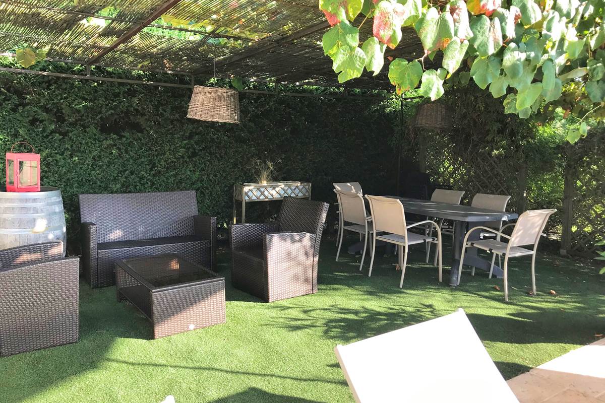 Pergola en fer forgé où se détendre à l'abri du soleil