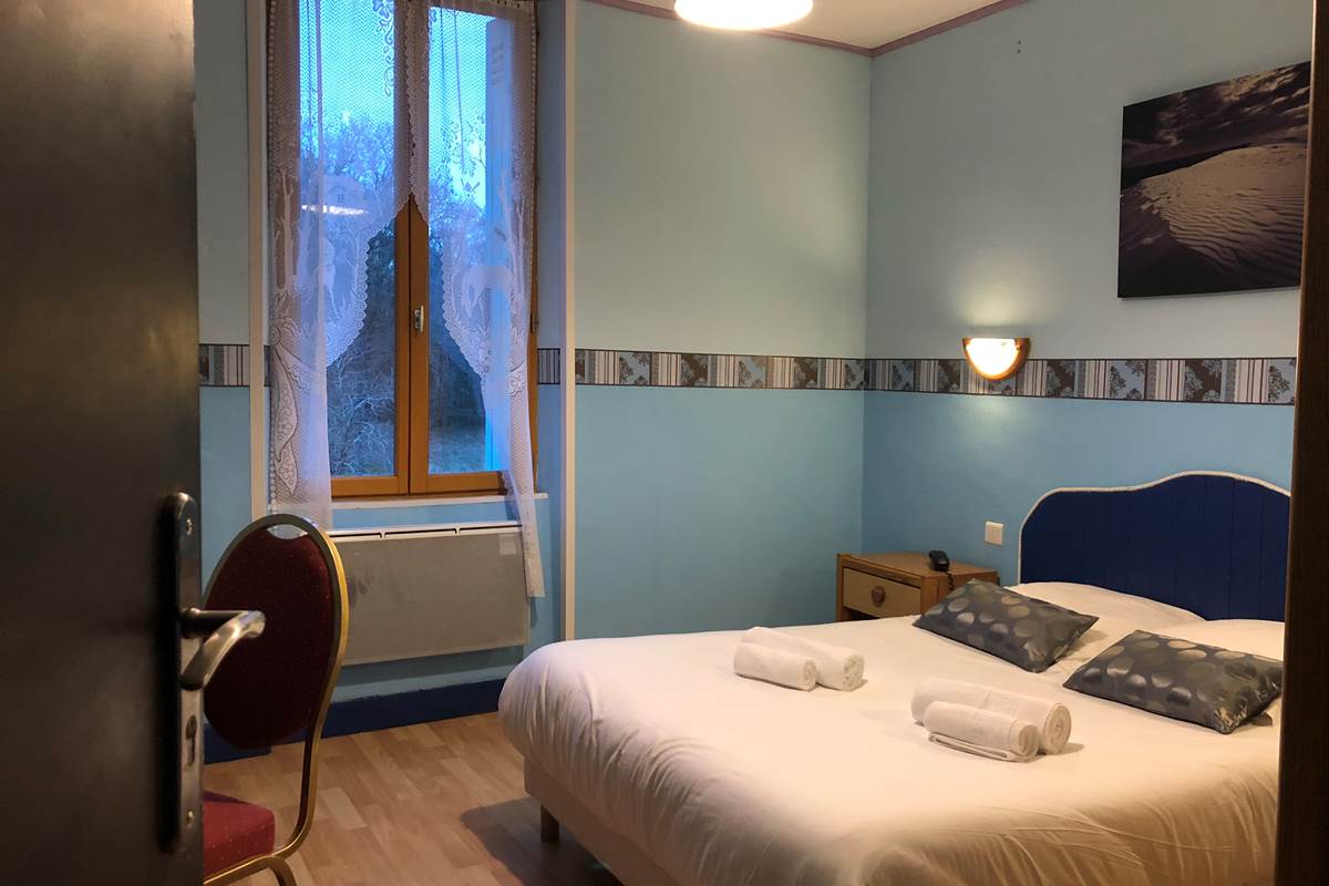 chambre double batisse cour, au 2ème étage, vue sur la cour intérieure et la campagne