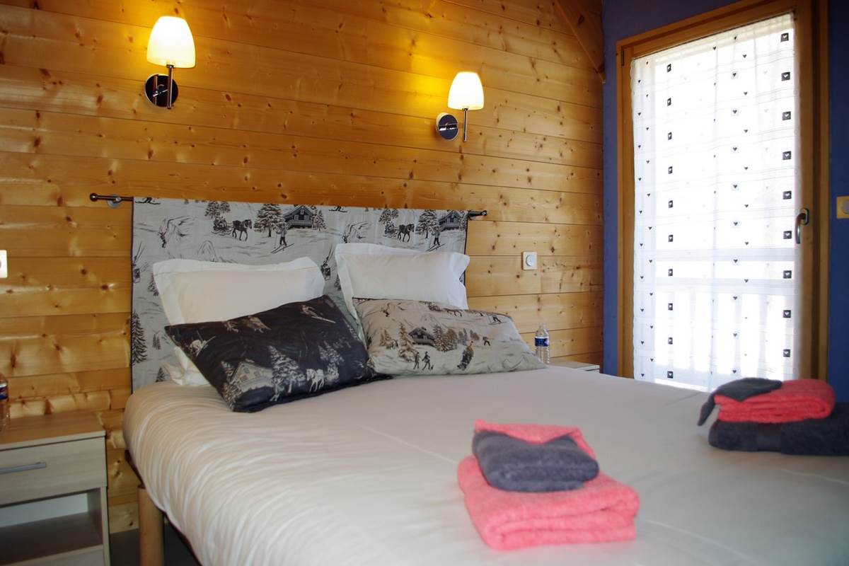 Chambre préparée pour recevoir 2 adultes