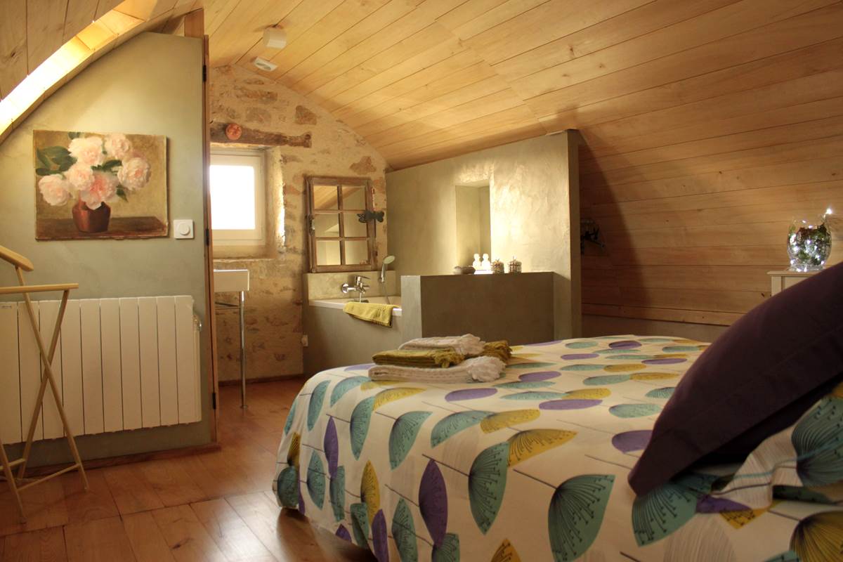 Chambre voûtée de la suite ma chère Edmée, ouverte sur la salle de bain, domaine Le Broual, chambres d'hôtes de charme dans le Lot