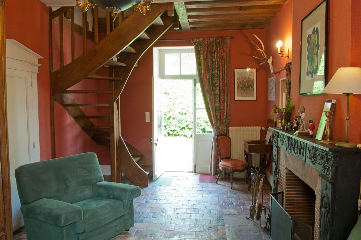 L'Annexe le salon de la suite familiale avec cheminée
