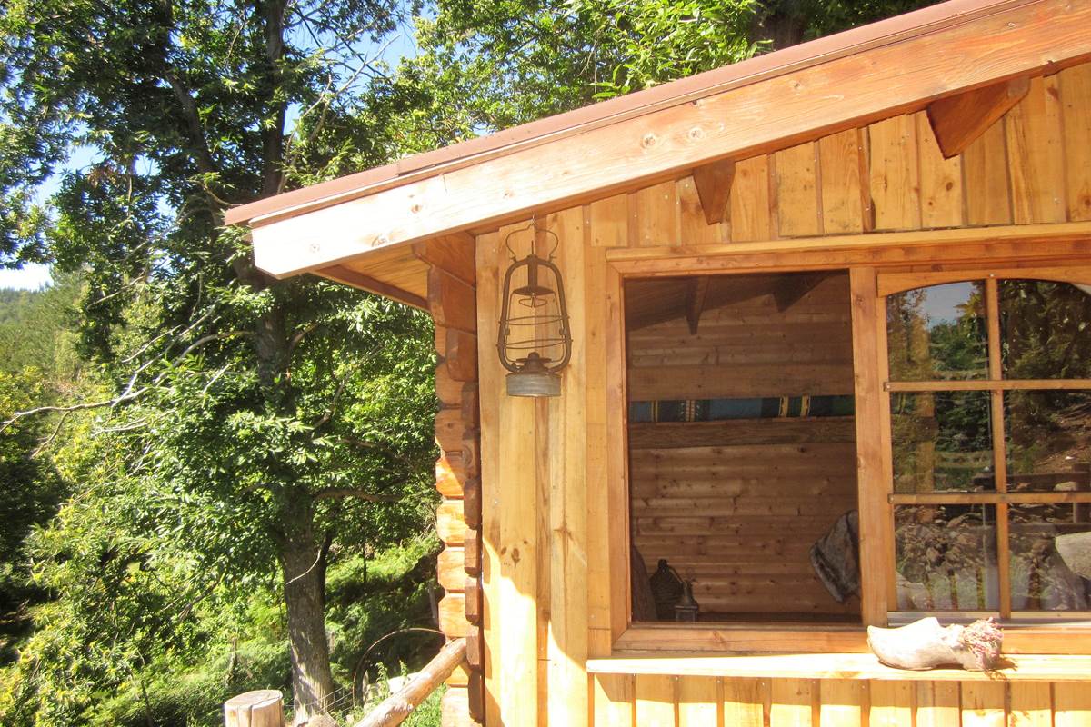 asinerie-badjane-cabane-du-trappeur-angle-avec-lanterne