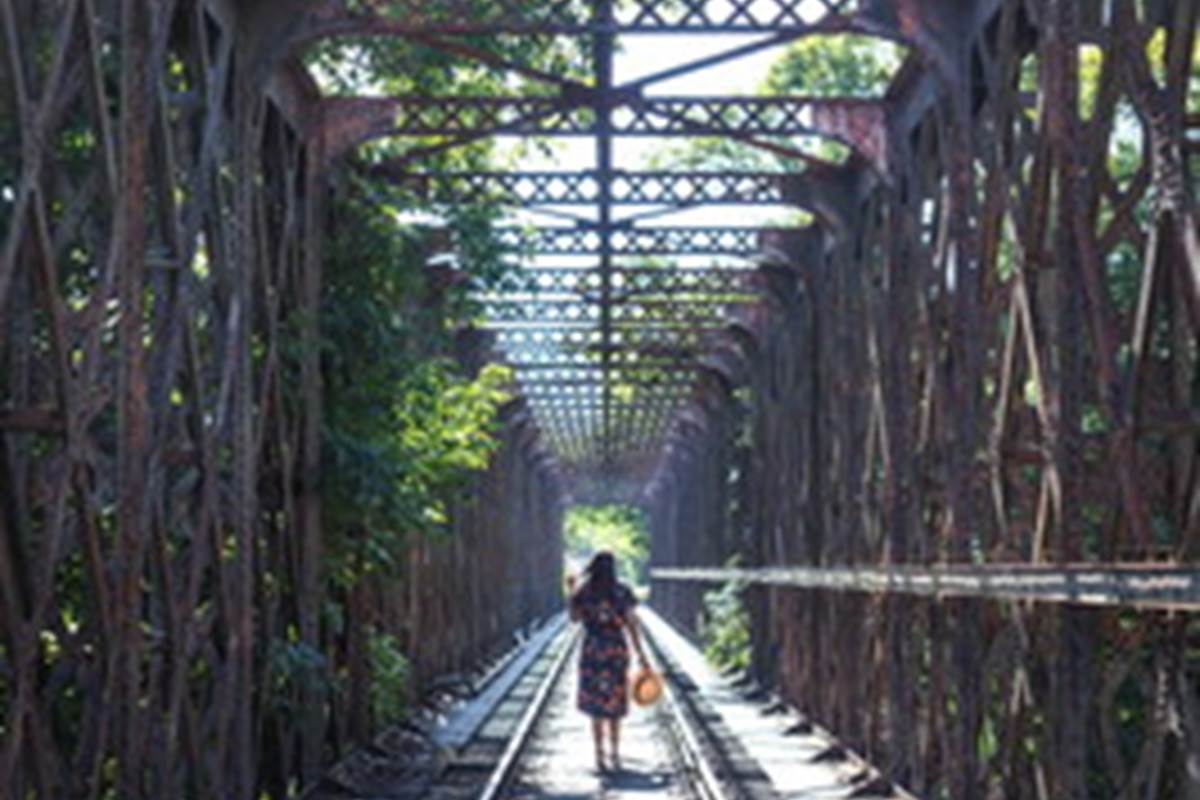 traversée du pont de chemin de fer à Bouziès