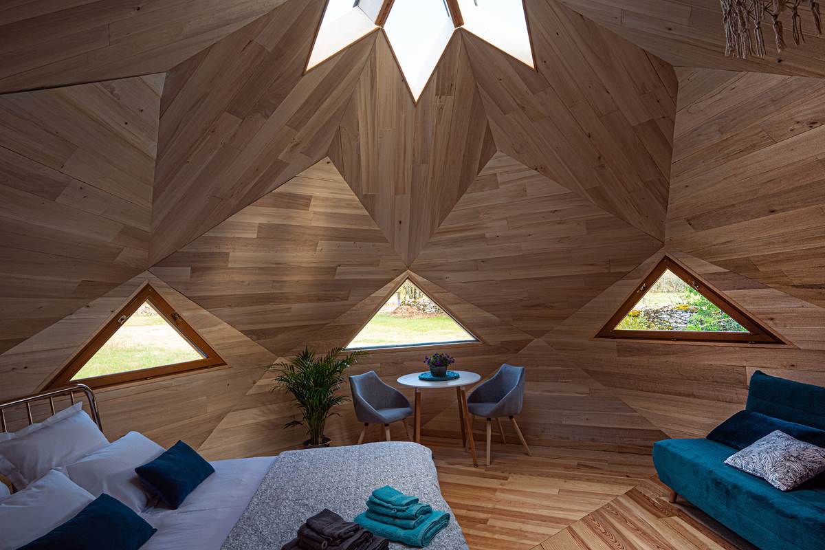 Vue de la chambre avec ses trois fenêtres en triangle