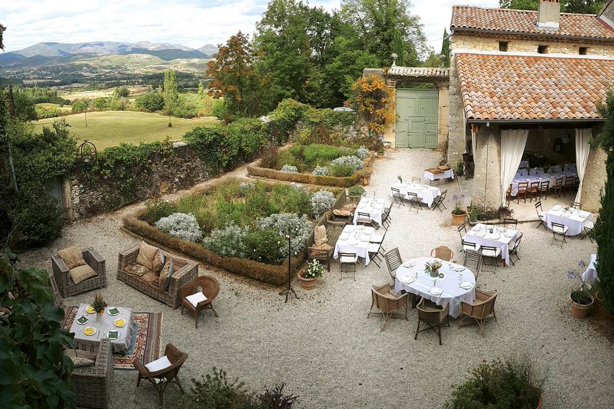 Cour aménagée pour le mariage