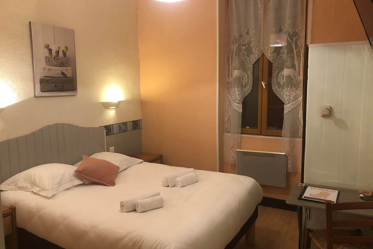 chambre double bâtisse côté rue, au 1er étage, à Boulazac, Périgueux