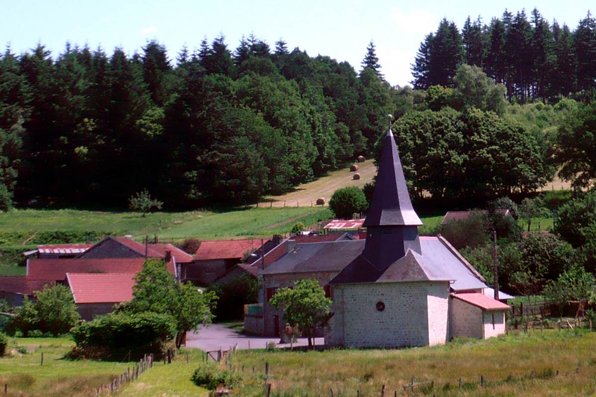 Eglise d'Augne, dans le bourg à 4 km du Ranch des Lacs, la plus petite église du département 87