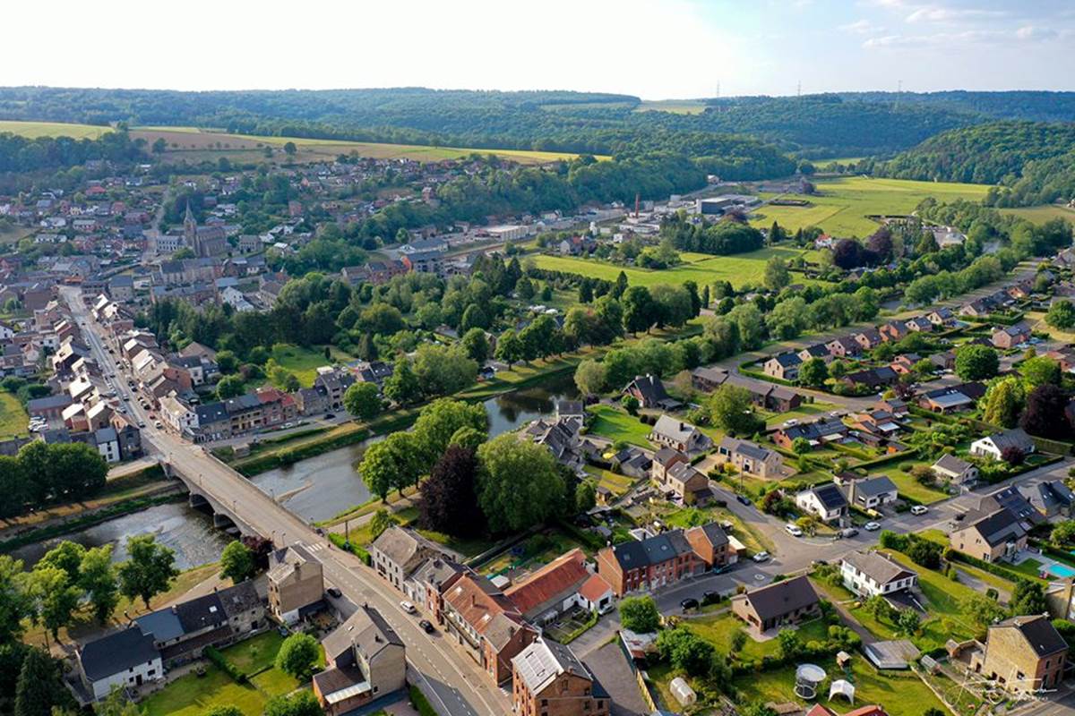 HAMOIR traversée par l'Ourthe dans laquelle se jette le Néblon - Sans oublier toute cette belle végétation
