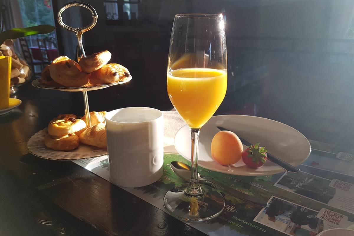 petit déjeuner express servi au bar Le Ranch des Lacs Hôtel 87120