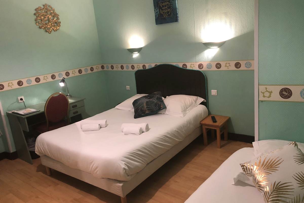 Chambre triple avec douche et wc séparés, à l'étage, vue sur la cour intérieure et la campagne à Périgueux