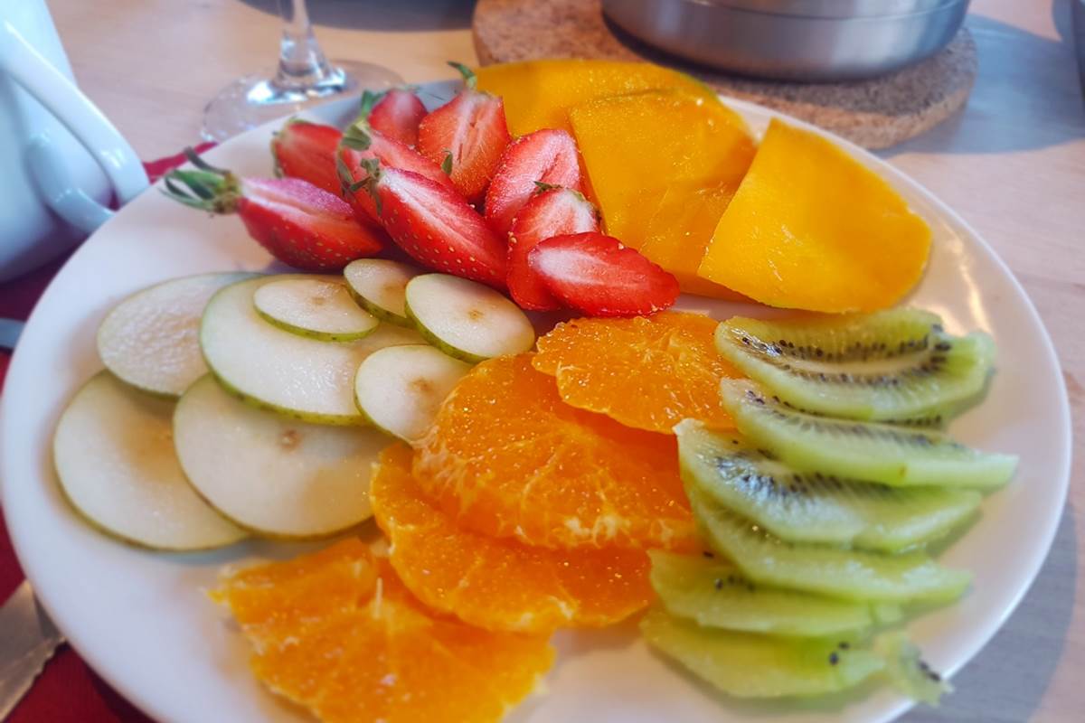 assiette de fruits frais Brunch Petit Déjeuner Gourmand Le Ranch des Lacs Hôtel 87120