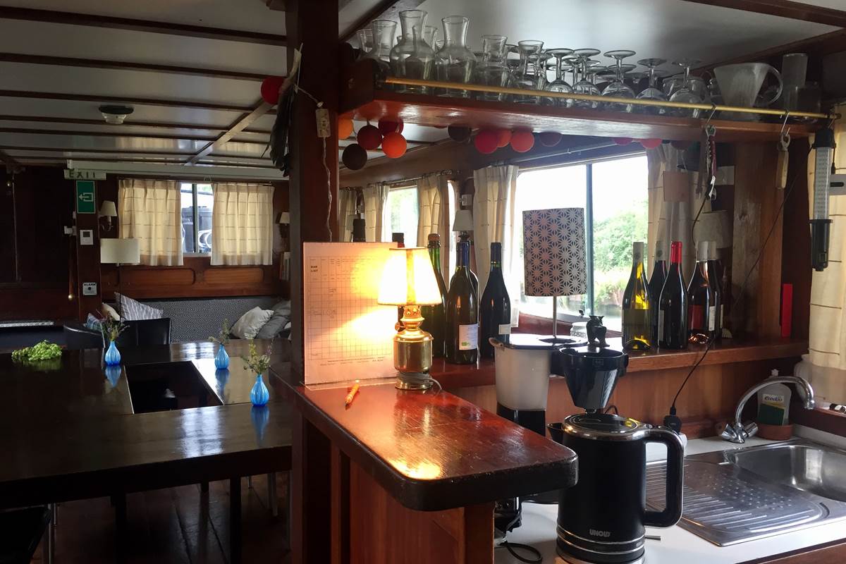la péniche anna maria 4 côté bar