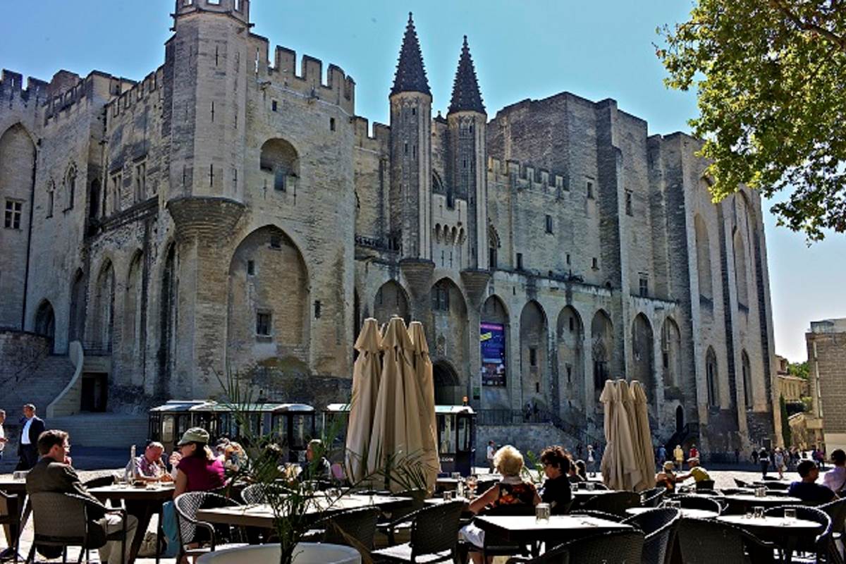 Terrasse face au Palais des Papes