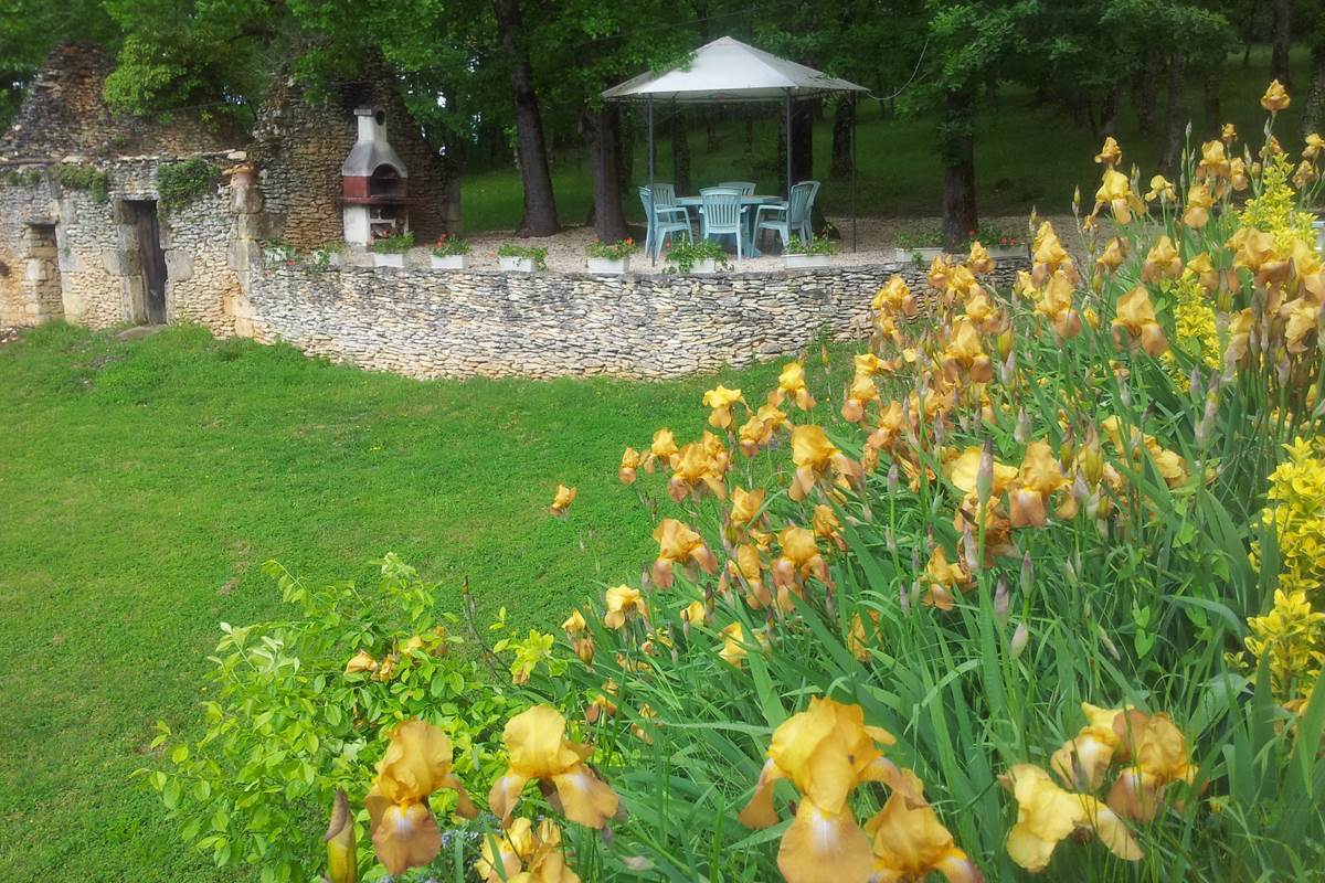 gazebo barbecue iris chambres d'hotes dordogne feuillantines